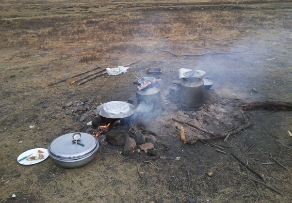 mongolija priprema obroka u stepi